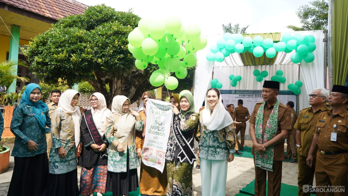 14 Juli 2025 - Pj Sekda Kabupaten Sarolangun Membuka Kegiatan Penguatan Transisi PAUD Ke SD Masa Transisi Masa Pengenalan Lingkungan Sekolah Ramah Tahun 2025 di SD 57 Sungai Benteng Kecamatan Singkut