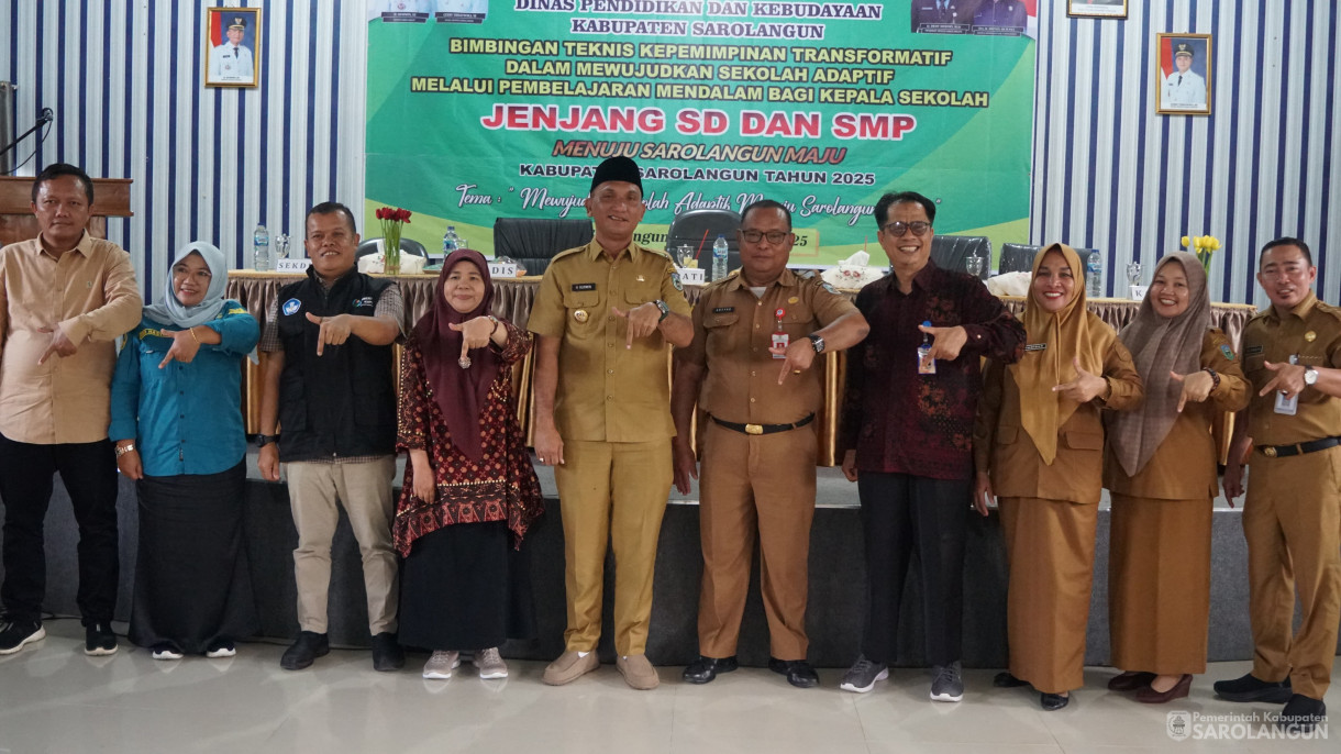 22 Juli 2025 - Bupati Sarolangun Membuka Langsung Kegiatan Bimtek Kepemimpinan Transformatif, dalam Mewujudkan Sekolah Adaptif Melalui Pembelajaran Mendalam Bagi Kepala Sekolah Jenjang SD dan SMP