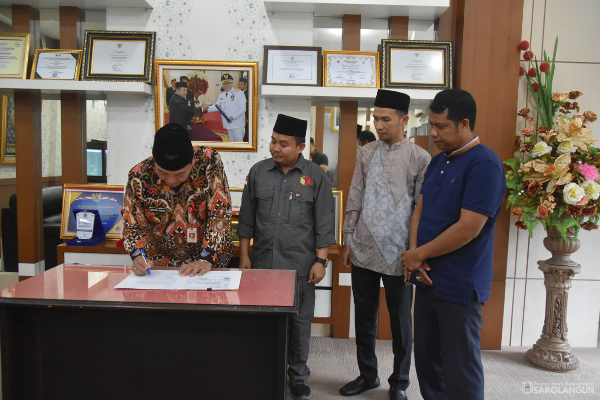 29 Desember 2023 - Penyerahan Dana Hibah Penyelanggaran Pemilihan Bupati dan Wakil Bupati Sarolangun Tahun 2024 Kepada Bawaslu Di Ruang Kerja Bupati Sarolangun