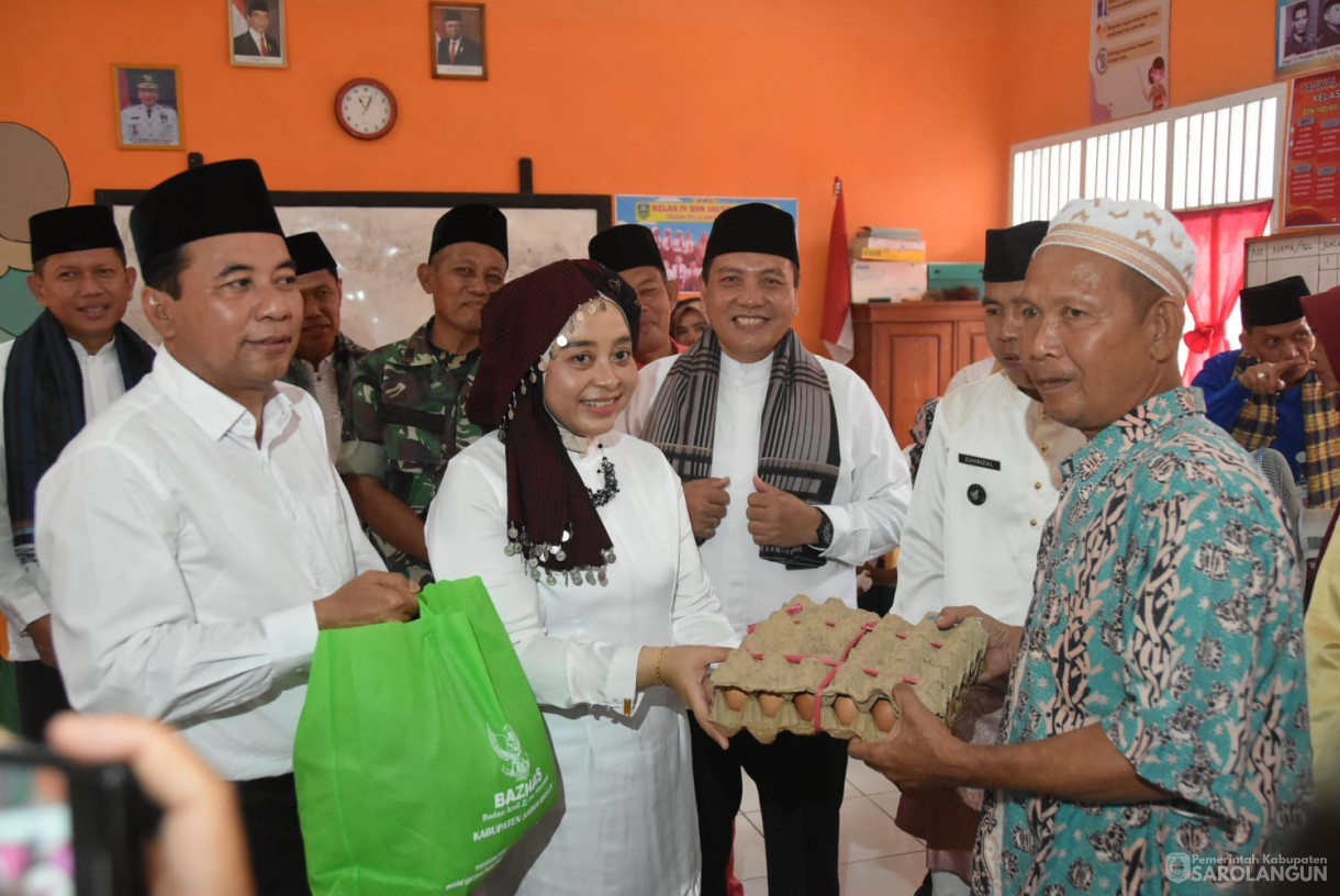 11 Oktober 2023 - Penjabat Bupati Sarolangun Beserta Forkopimda&nbsp; Memberikan Bantuan Sosial Berupa Sembako di SD 140 Desa Lidung