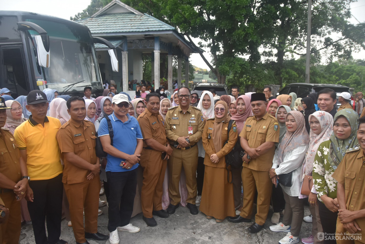 21 Oktober 2024 -&nbsp;Pelepasan Para Istri Kades Yang Berangkat Studi Banding di Kota Bandung, Bertempat di Halaman Samping Kantor Bappeda Sarolangun