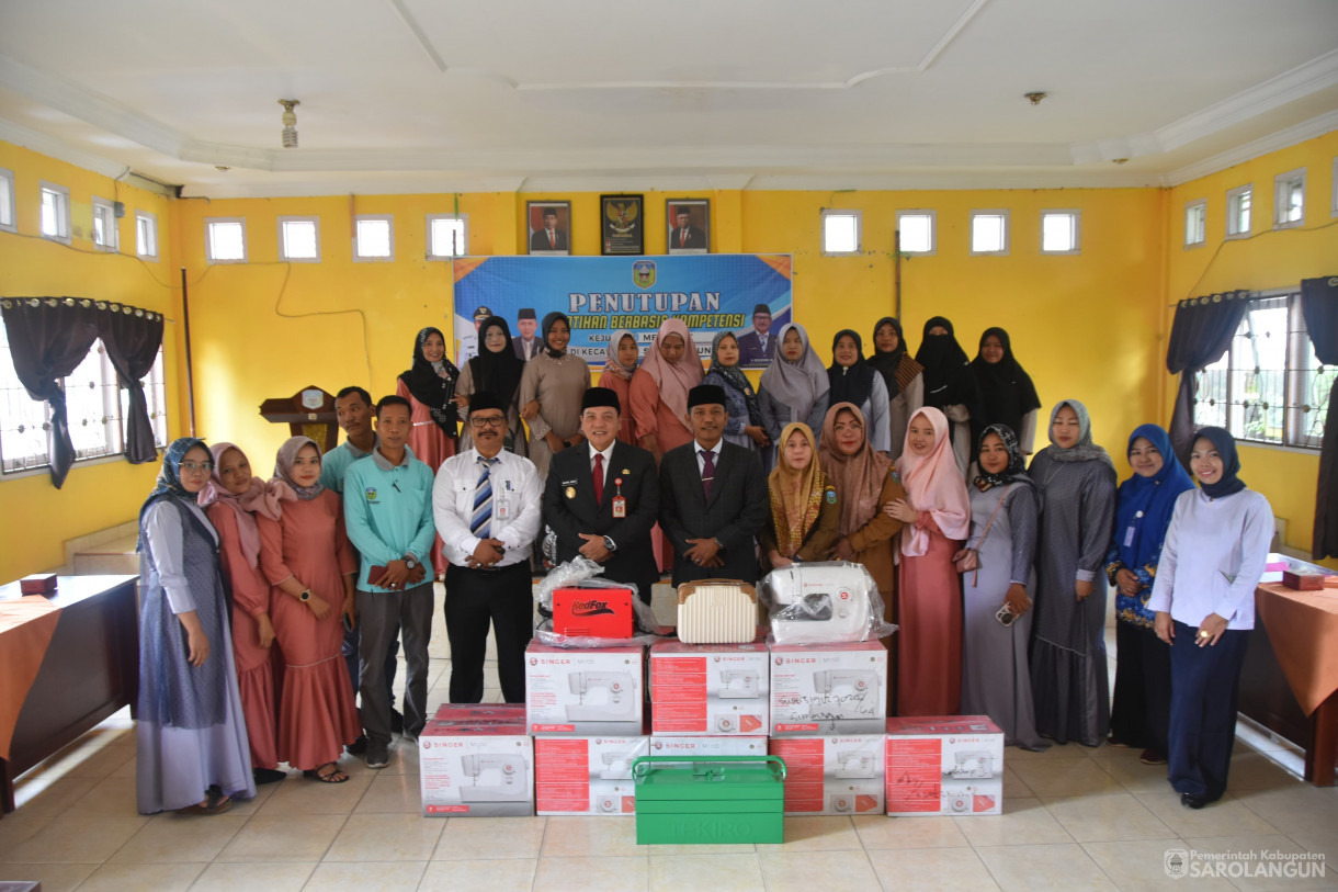 19 Desember 2023 - Penutupan Pelatihan Berbasis Kompetensi Kejuruan Menjahit Di Kantor Camat Sarolangun