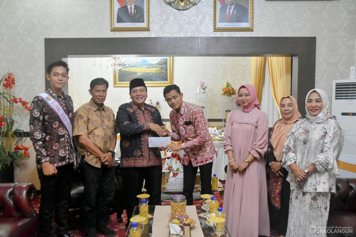 1 Juni 2024 -&nbsp;Makan Malam Bersama Finalis Bujang Gadis Kota Jambi Asal Sarolangun di Rumah Dinas Bupati Sarolangun