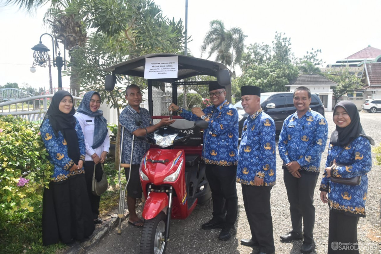9 Desember 2024 - Penyerahan Bantuan Motor Untuk Penyandang Disabilitas, Bertempat di Rumah Dinas Bupati Sarolangun