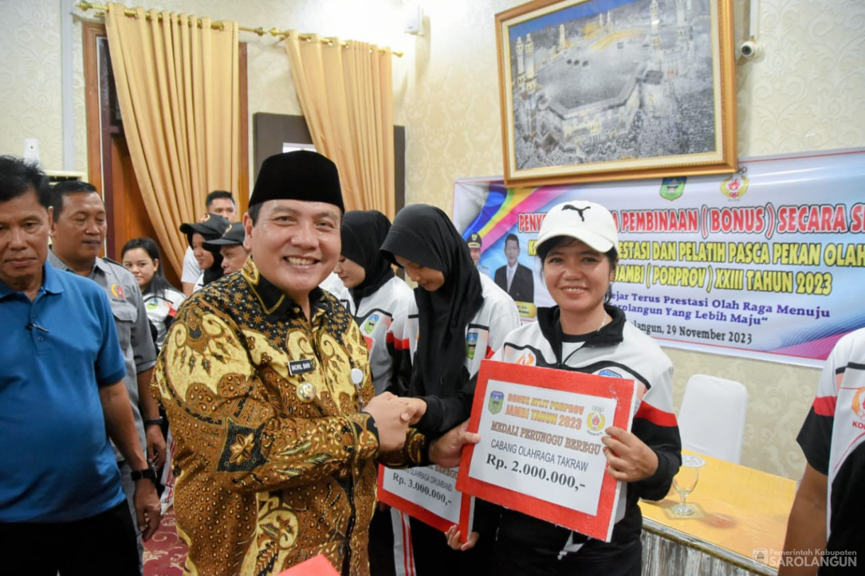 29 November 2023 - Penyerahan Dana Pembinaan Secara Simbolis Kepada Atlit Berprestasi Dan Pelatih Pasca Pekan Olahraga Provinsi Jambi XXIII Tahun 2023 Di Rumah Dinas Bupati Sarolangun