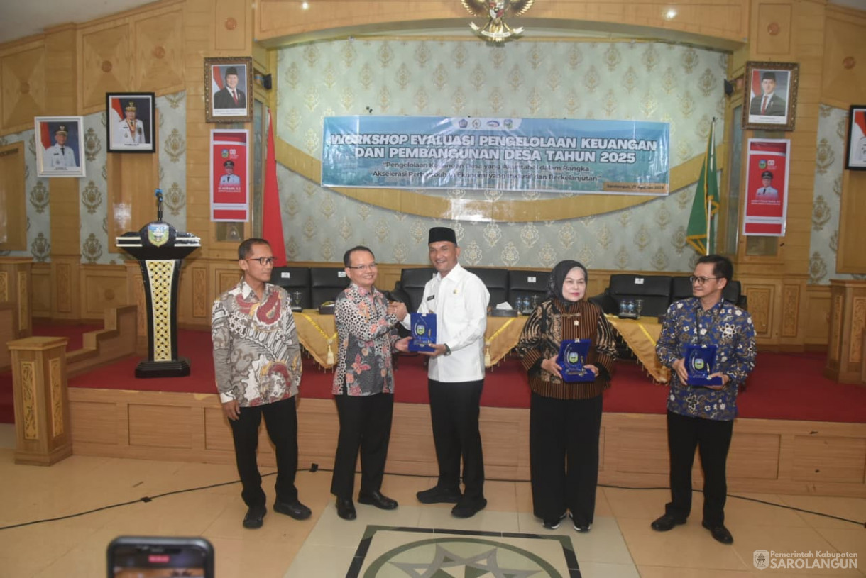 27 Agustus 2025&nbsp; Workshop&nbsp; Evaluasi Pengelolaan Keuangan dan Pembangunan Desa 2025 dari BPKP Provinsi Jambi Sekaligus Penyerahan Penghargaan kepada Bupati Tentang Penyaluran Dana Desa Tercepat Tahun 2025