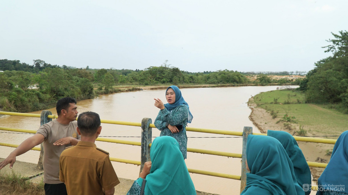 21 April 2026 Ketua TP PKK Kabupaten Sarolangun Tinjau Langsung proses pencarian korban tenggelam di Dam kutur, Desa Monti Kecamatan Limun