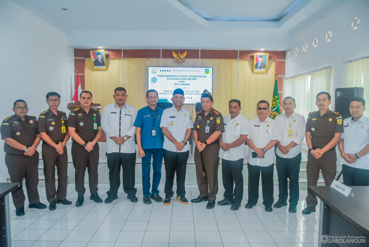 26 Maret 2025 - Penandatanganan Nota Kesepakatan dan Perjanjian Kerjasama Kepala Kejaksaan Negeri Sarolangun Dengan Bupati Sarolangun Dalam Rangka Sinergitas Pelaksanaan Tugas Dan Fungsi Pengawalan, Pengawasan dan Pemanfaatan Dana Desa di Aula Kejaksaa