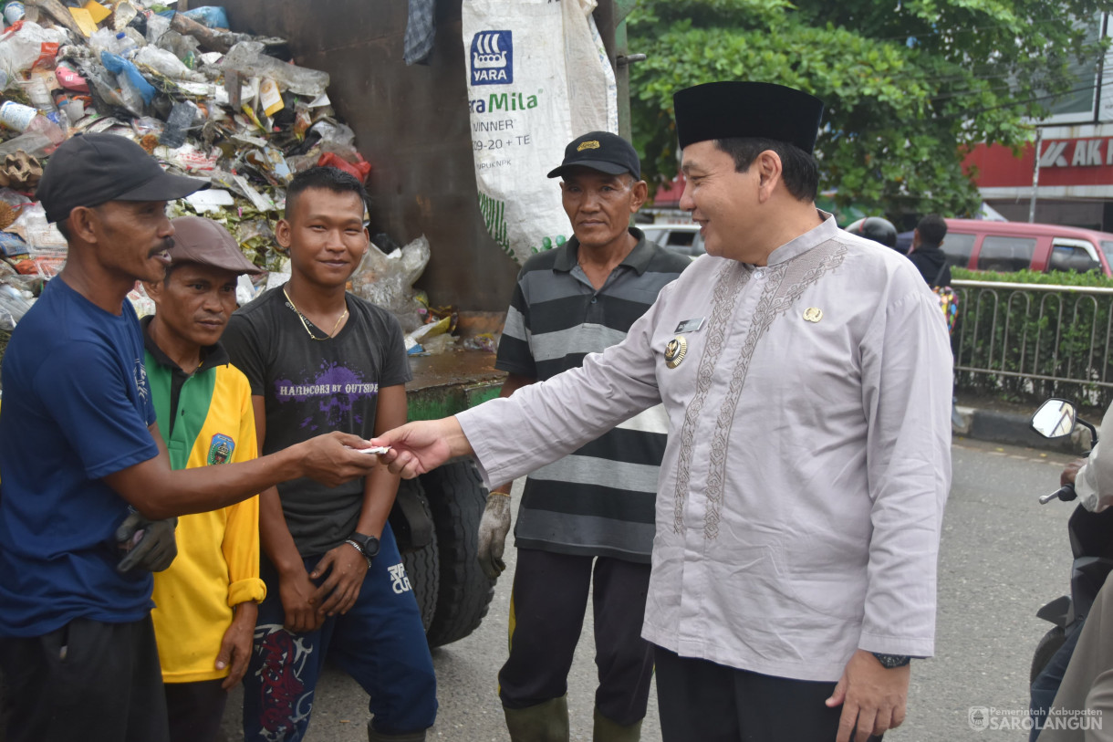 8 April 2024 - Memberikan Santunan Kepada Petugas Dinas Lingkungan Hidup Yang Sedang Bekerja Di Pasar Atas Sarolangun