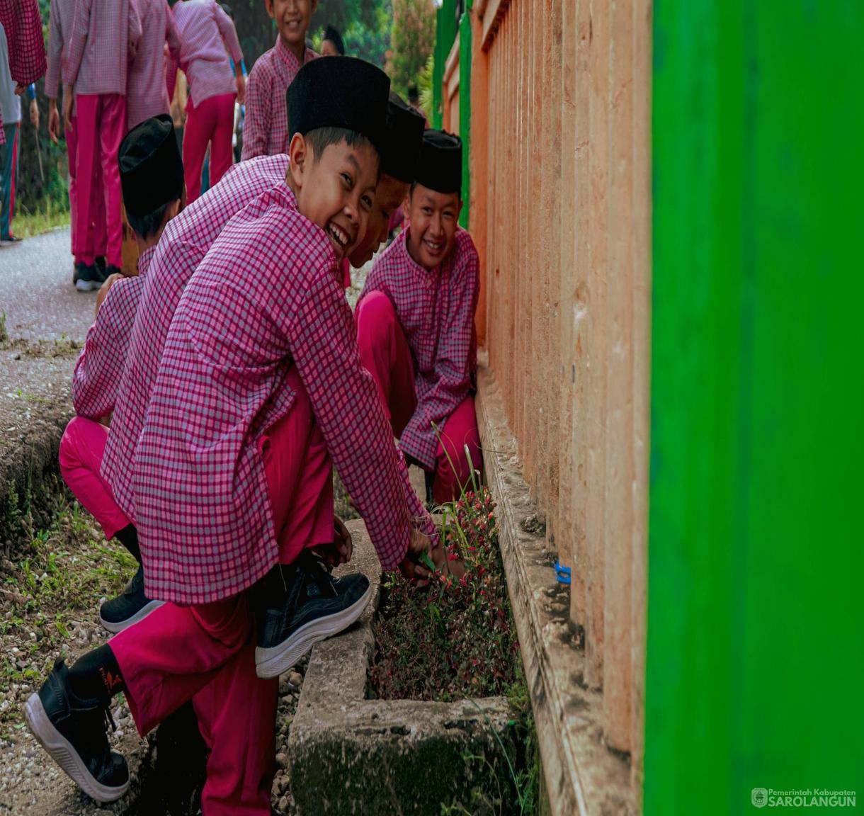 5 Juni 2026 Bupati Sarolangun, Wakil Bupati Sarolangun, Sekretaris Daerah Kabupaten Sarolangun Melaksanakan Gotong Royong Berbakti Maju dari Masjid Jami Attaufiq, Kantor Lurah Gunung Kembang