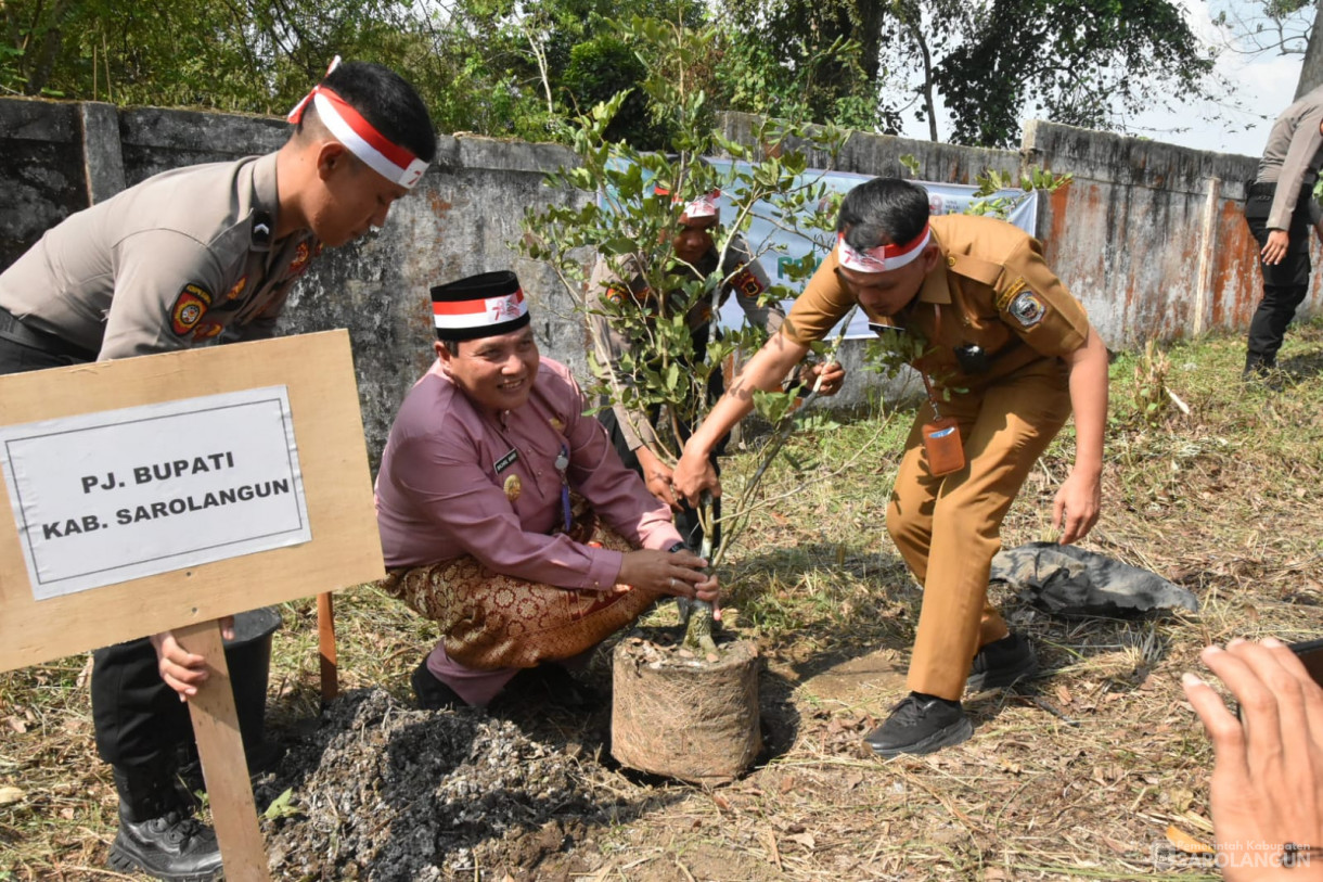 21 Agustus 2023 - Penjabat Bupati Sarolangun Dr. Ir. Bachril Bakri, M.App, Sc Menghadiri Acara Bakti Sosial Penanaman Pohon di Polres Sarolangun