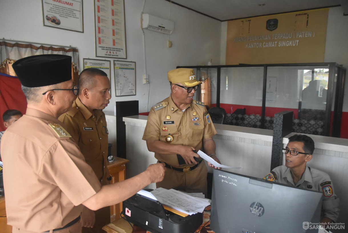 11 November 2024 - Meninjau Perekaman KTP Elektronik, bertempat di Kantor Camat Singkut