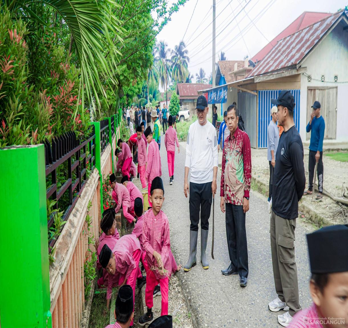 5 Juni 2026 Bupati Sarolangun, Wakil Bupati Sarolangun, Sekretaris Daerah Kabupaten Sarolangun Melaksanakan Gotong Royong Berbakti Maju dari Masjid Jami Attaufiq, Kantor Lurah Gunung Kembang
