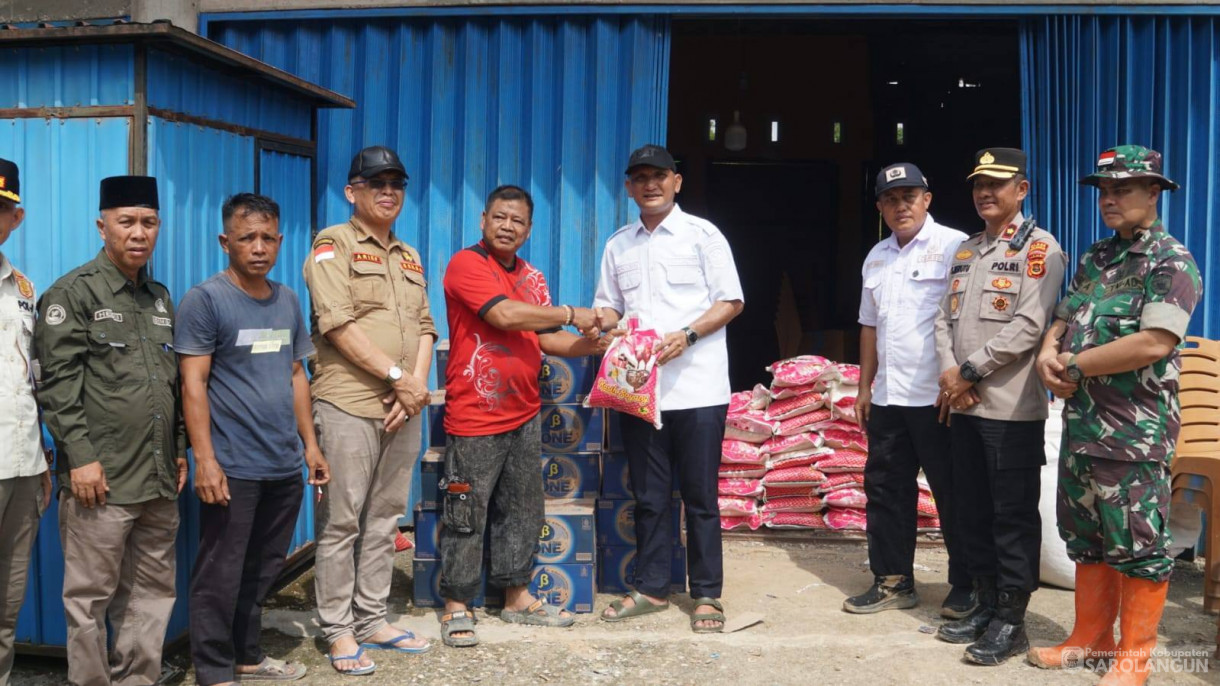 29 April 2026 Bupati Sarolangun melakukan peninjauan jembatan putus, serta menyerahkan bantuan terhadap korban terdampak banjir di Kecamatan Bathin VIII