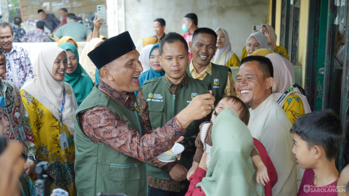 Mengunjungi Rumah Warga Resiko Stunting Sekaligus Memberikan Air Susu dan Menyuap Telur Rebus Kepada Warga yang Beresiko Stunting, Memberikan Bantuan Genting Berbakti Maju