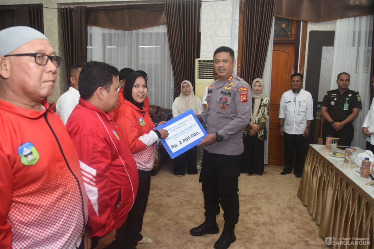 18 Juni 2025 - Penyerahan Bonus Secara Simbolis Kepada Atlet Berprestasi dan Pelatih Pasca Pekan Paralimpik Provinsi&nbsp;