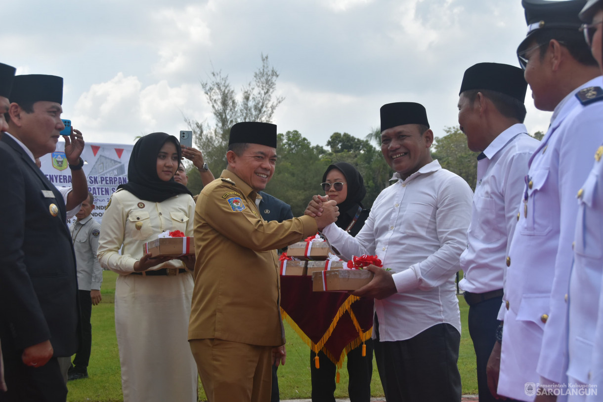 23 Juli 2024 - Pengukuhan Dan Penyerahan SK Perpanjangan Kepala Desa Dan BPD SeKabupaten Sarolangun Dan Launching Pembagian 10 Juta Bendera Merah Putih Dalam Rangka Hut Republik Indonesia Ke 79 Tahun 2024 Bertempat di Lapangan Gunung Kembang Sarolangun