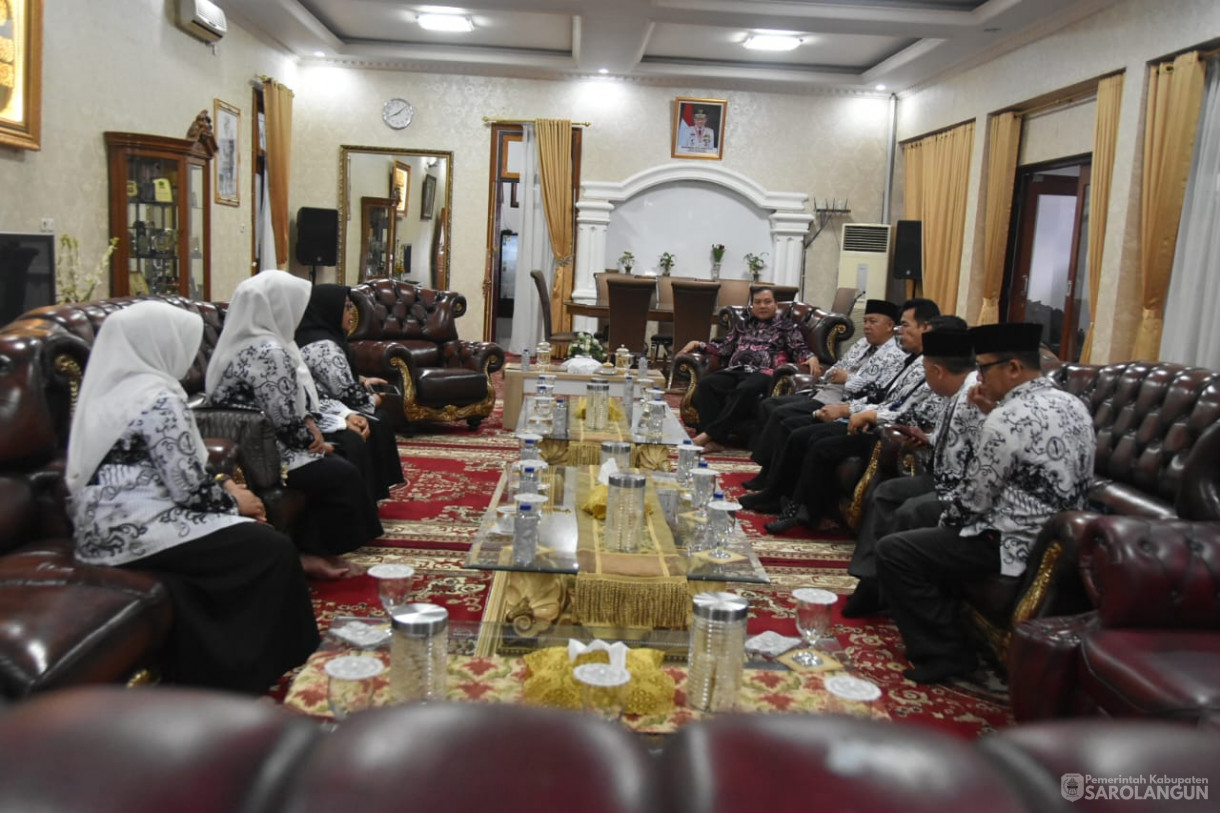 20 Oktober 2023 - Penjabat Bupati Sarolangun Membahas Persiapan Kegiatan HUT PGRI ke 78 di Rumah Dinas Bupati Sarolangun