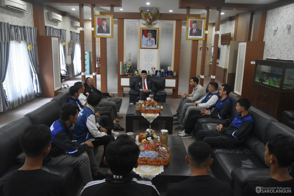 6 Mei 2024 - Pelepasan Tim Futsal Sarolangun Pada Gubernur Cup Jambi Di Ruang Kerja Bupati Sarolangun