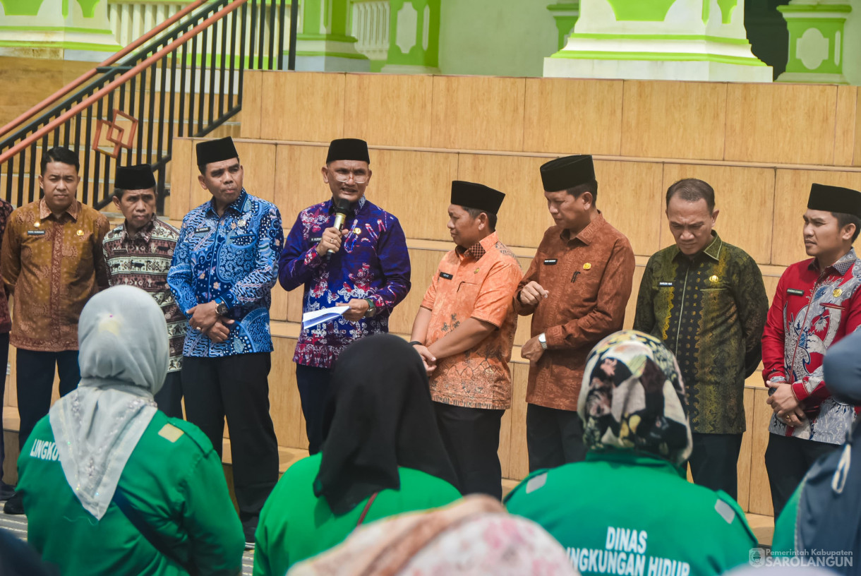 27 Maret 2025 - Pemberian Bantuan Sembako dan Bantuan Baznas dari Bapak Bupati kepada Pekerja Harian Lepas d ilingkup Dinas Lingkungan Hidup Kabupaten Sarolangun di Halaman Masjid Al Falah Sarolangun&nbsp;