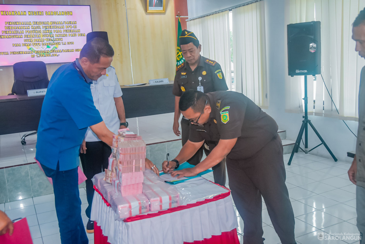 26 Maret 2025 - Penandatanganan Nota Kesepakatan dan Perjanjian Kerjasama Kepala Kejaksaan Negeri Sarolangun Dengan Bupati Sarolangun Dalam Rangka Sinergitas Pelaksanaan Tugas Dan Fungsi Pengawalan, Pengawasan dan Pemanfaatan Dana Desa di Aula Kejaksaa