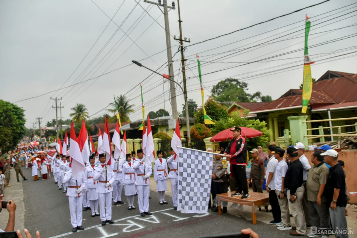 19 Agustus 2023&nbsp; Penjabat Bupati Sarolangun Dr. Ir. Bachril Bakri, M.App, Sc Menghadiri Pawai Karnaval Memperingati HUT RI ke 78 di Depan Rumah Dinas Bupati Sarolangun