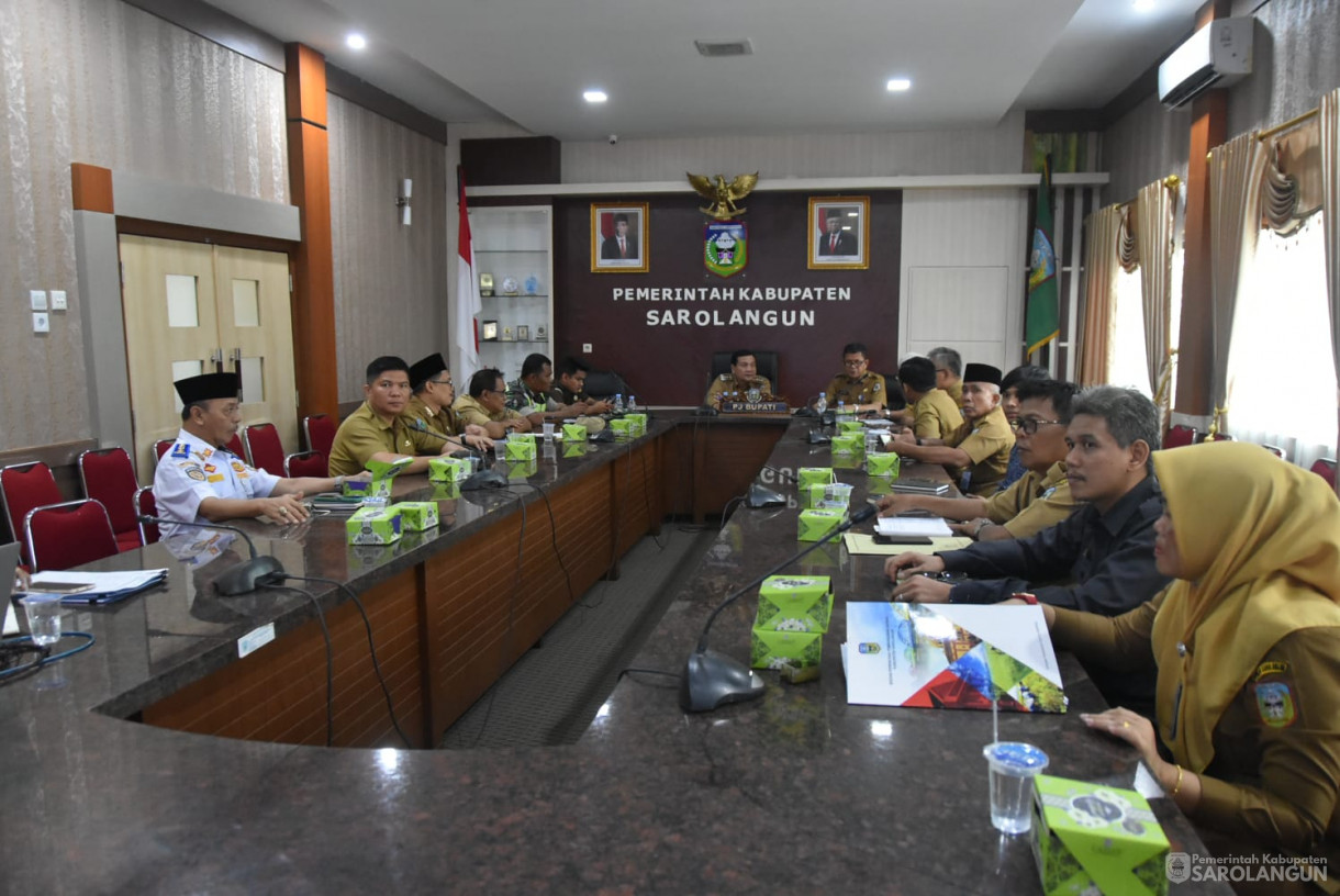 16 Oktober 2023 - Penjabat Bupati Sarolangun Menghadiri Rapat TPID Via Zoom Meeting di Ruang Pola Utama Kantor Bupati Sarolangun