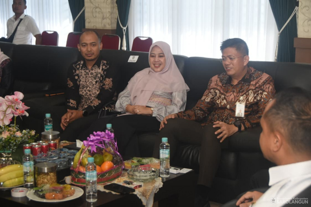 15 Oktober 2025 Pertemuan dan Audiensi CEO Bank BSI Regional 3 Palembang Ari Yusnairi Muslim dengan Pemerintah Kabupaten Sarolangun di Ruang Kerja Bupati Sarolangun