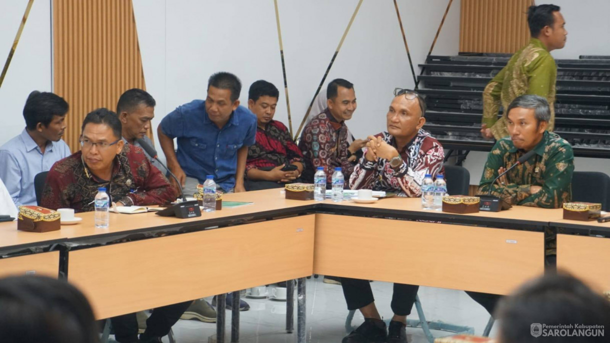 7 Mei 2026 Bupati Sarolangun dan Sekretaris Daerah Kabupaten Sarolangun menghadiri Audiensi Pembahasan Usulan Pembangunan 7 Jembatan Gantung di Kab. Sarolangun yang Rusak Berat Akibat di Terjang Banjir Bandang bersama Anggota Komisi V DPR RI