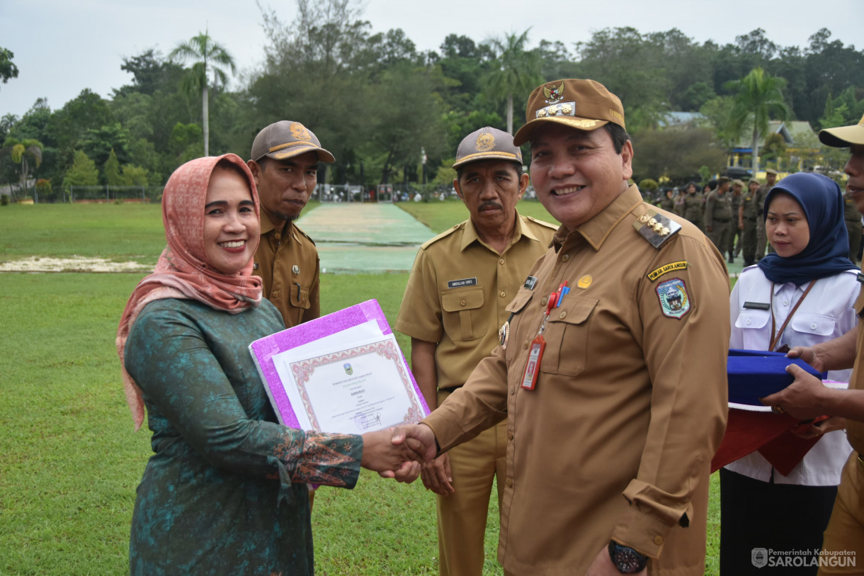 11 Desember 2023 - Apel Gabungan Sekaligus Penyerahan Hadiah Lomba Kegiatan UMKM Bangkit Dan Gabungan Kelompok Tani Terbaik Tingkat Kabupaten Sarolangun Di Lapangan Gunung Kembang Sarolangun