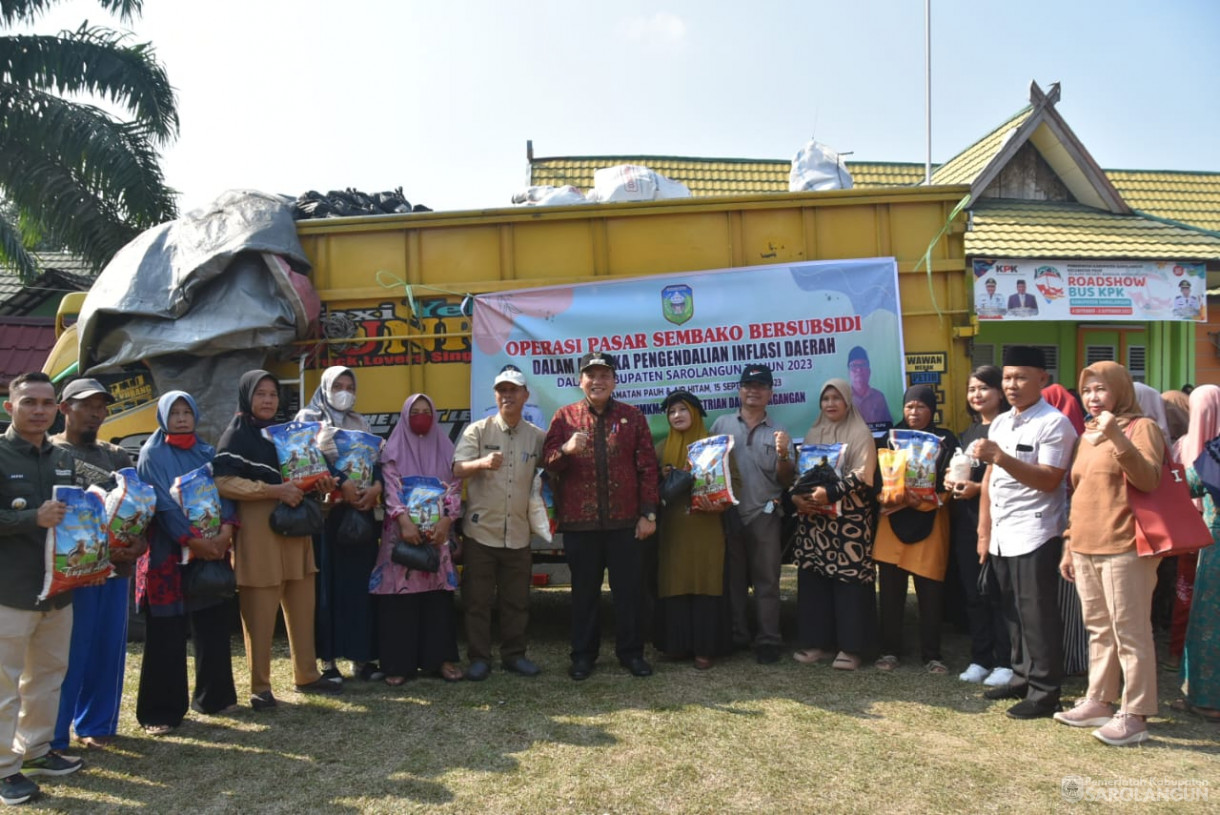 15 September 2023 - Penjabat Bupati Sarolangun Menghadiri Operasi Pasar Sembako Bersubsidi Dalam Rangka Pengendalian Inflasi Daerah dan Pengentasan Kemiskinan di Kantor Camat Pauh