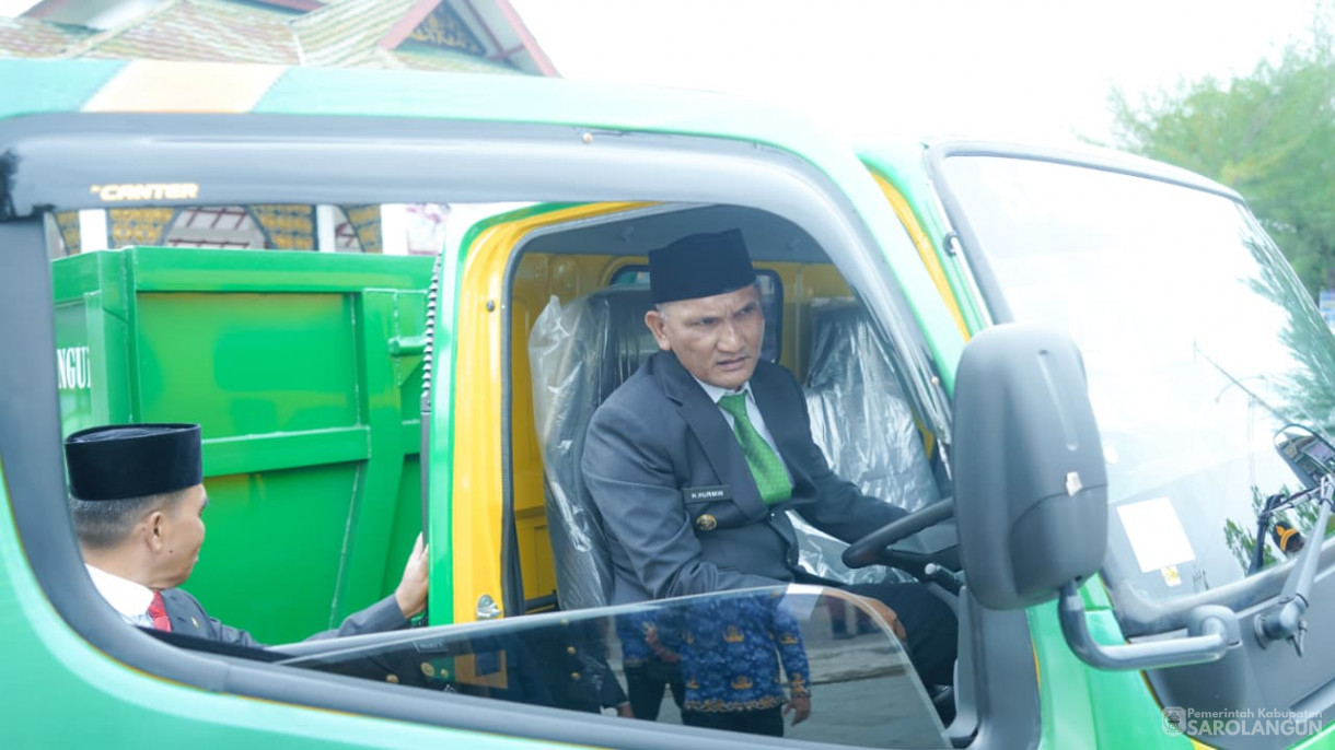 28 Oktober 2025 Upacara Hari Peringatan Sumpah Pemuda Ke 97 Tahun 2025 , Launching Perlindungan Jamsostek Bagi Pekerja Rentan, Lembaga Adat Masyarakat dan LPM Kelurahan dan&nbsp;Penyerahan Satu Unit Truk Sampah Ke Dinas LHD Sarolangun&nbsp;&nbsp;