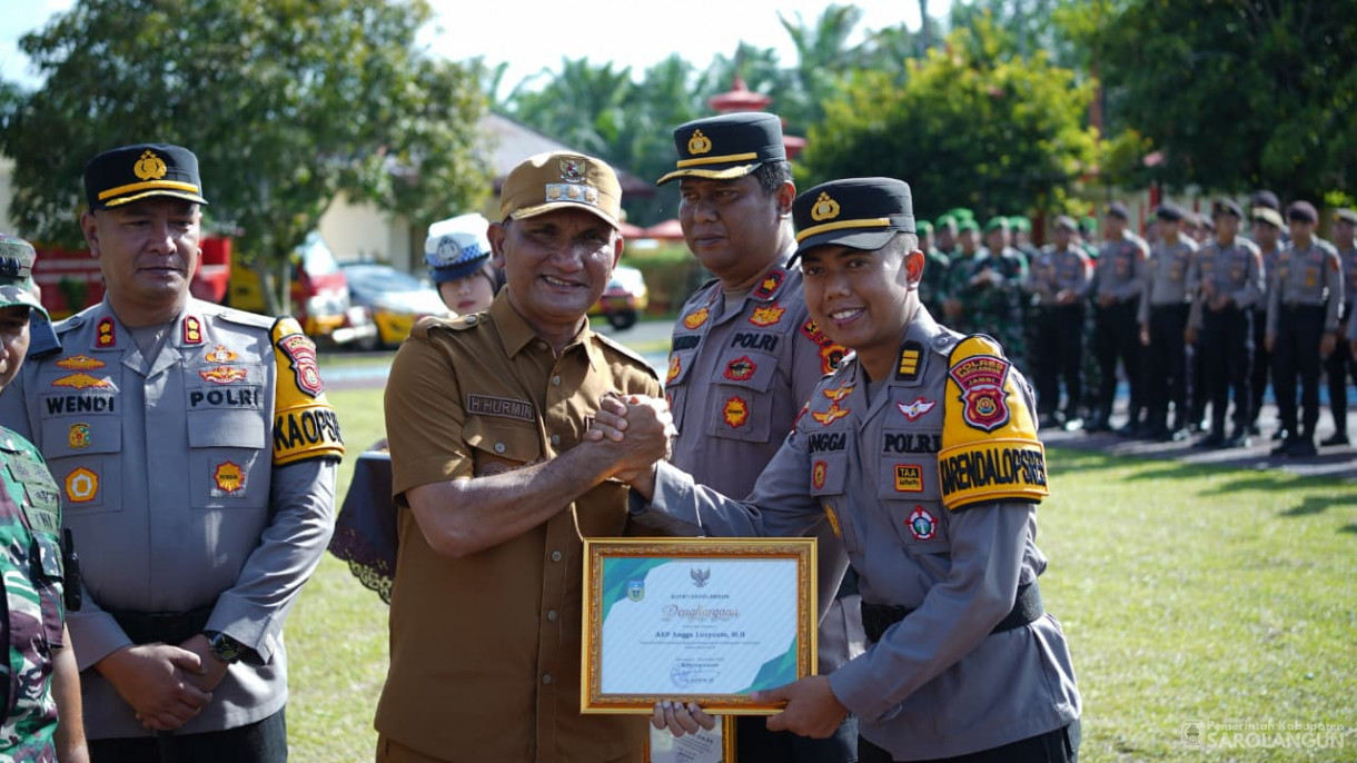 Apel Gelar Pasukan Dalam Rangka Operasi Lilin Tahun 2025 Sekaligus Memberikan Penghargaan dari Bapak Bupati Kepada 4 Pejabat Polres Sarolangun