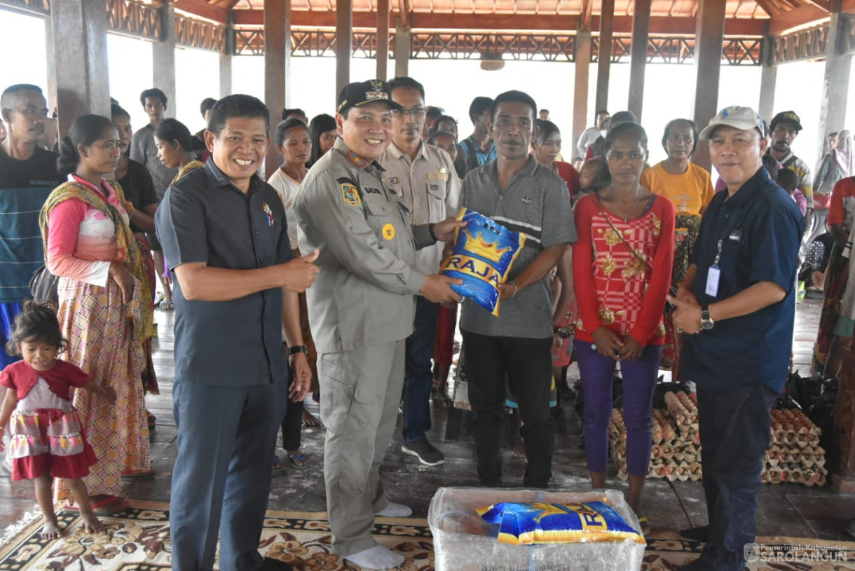 6 Oktober 2023 - Penjabat Bupati Sarolangun Melakukan Pemberian Bantuan Anak Balita Stunting , Pemberian Mesin Jahit dan BKB Kit, dan Penyerahan Bantuan Sosial Untuk Warga SAD di Kampung Madani SAD Desa Lubuk Jering