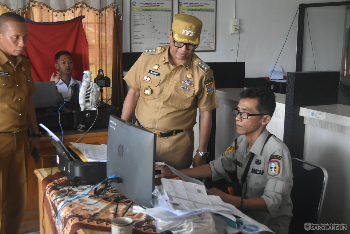 11 November 2024 - Meninjau Perekaman KTP Elektronik, bertempat di Kantor Camat Singkut