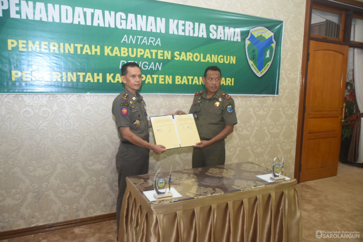 8 Agustu 2025 - Penandatanganan Kerjasama Antara Pemerintah Kabupaten Sarolangun dengan Pemerintah Kabupaten Batanghari di Rumah Dinas Bupati Sarolangun