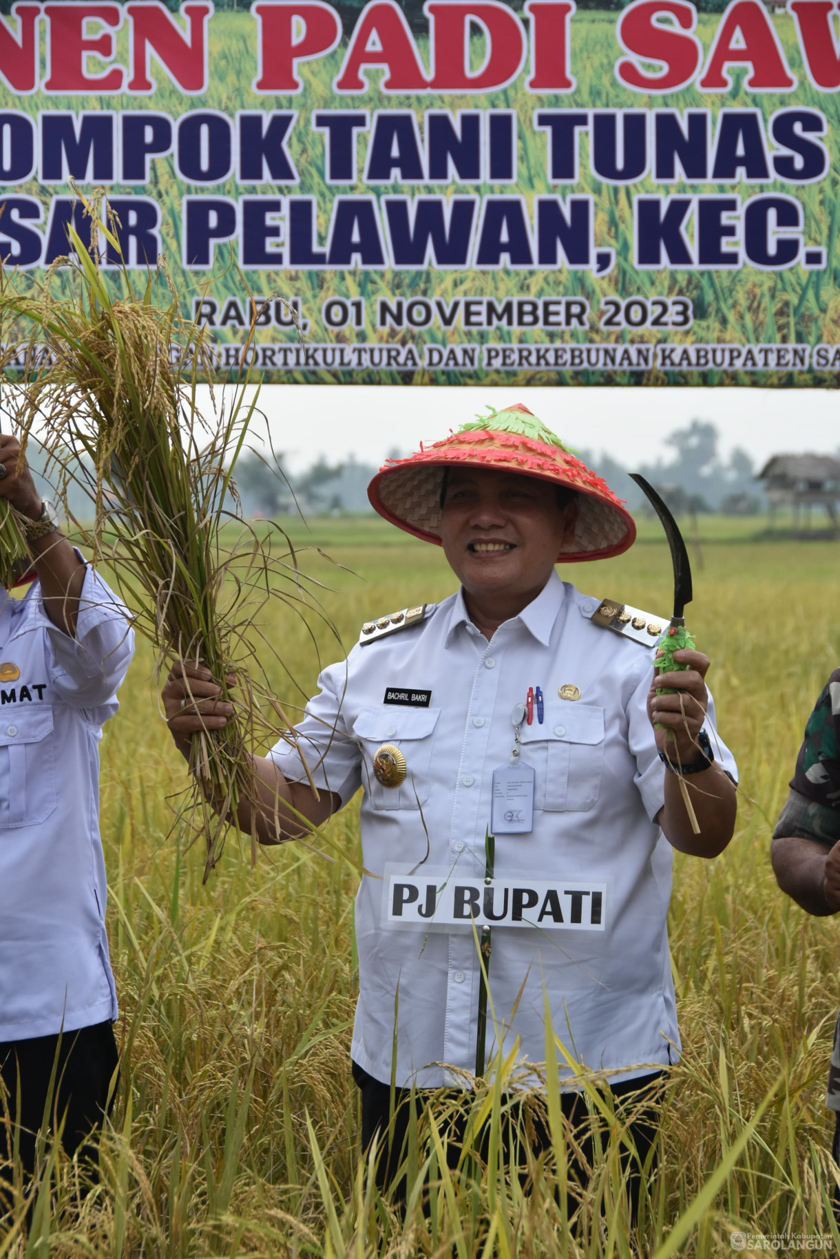 1 November 2023 - Penjabat Bupati Sarolangun Menghadiri Panen Padi Sawah Kelompok Tani Tubas Baru II Dalam Rangka HUT&nbsp; Ke 78 TNI di Desa Pasar Pelawan Kecamatan Pelawan