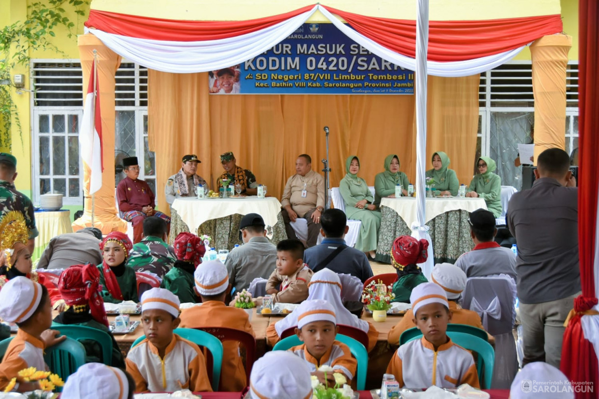 1 Desember 2023 - PROGRAM UNGGULAN PANGDAM ILSRIWIJAYA KODAM II/SRIWIJAYA "DAPUR MASUK SEKOLAH KODIM 0420/SARKO, di SD Negeri 87/VII Limbur Tembesi II Kec. Bathin VIII Kab. Sarolangun Provinsi Jambi