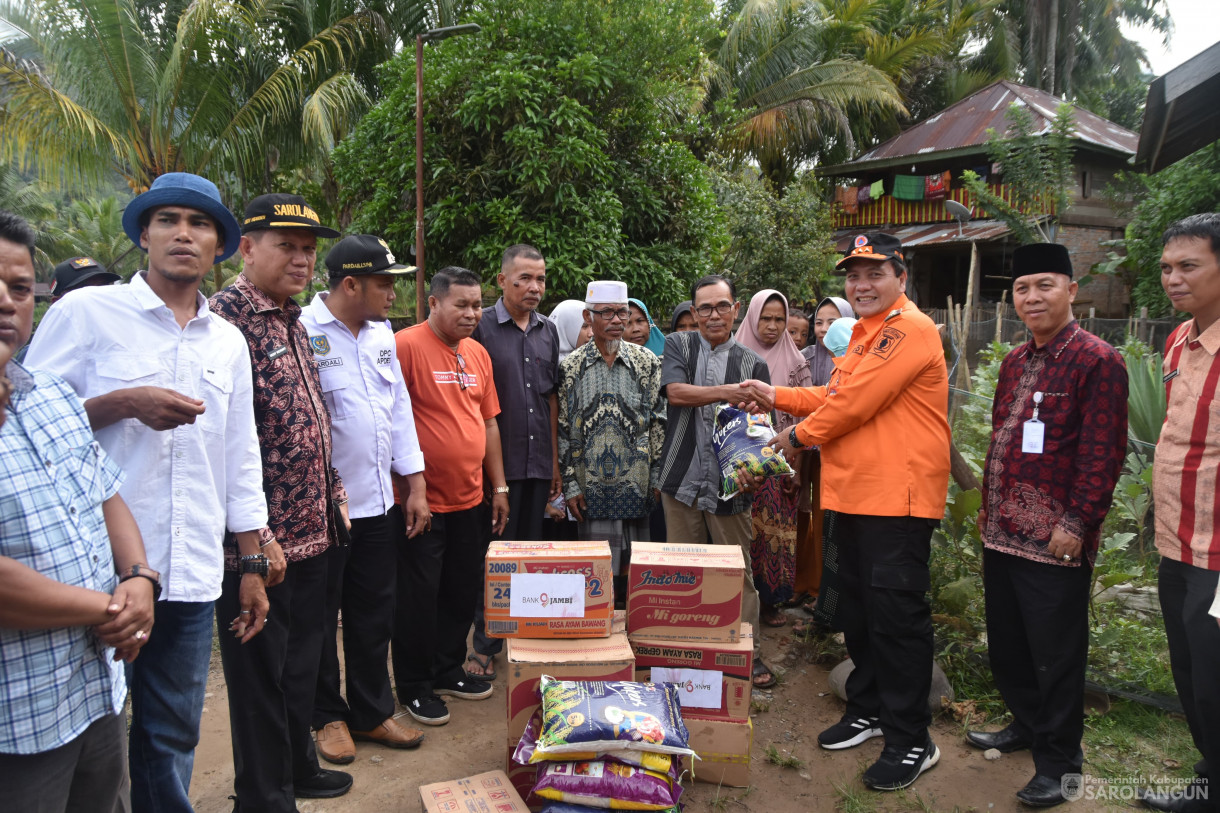 18 Januari 2023 - Menyerahkan Bantuan Kepada Korban Pasca Banjir Di Desa Rantau Panjang Kecamatan Batang Asai