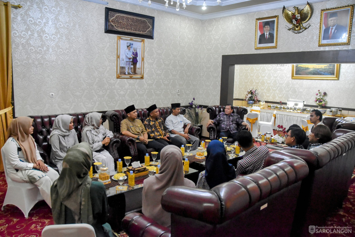 24 November 2023 - Penjabat Bupati Sarolangun Makan Malam Bersama Tim Guru GASING di Rumah Dinas Bupati Sarolangun