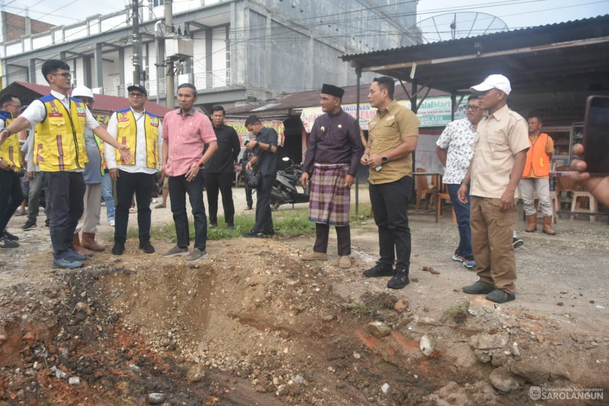 7 Oktober 2025&nbsp; Meninjau Pembangunan Jalan di Kecamatan Singkut