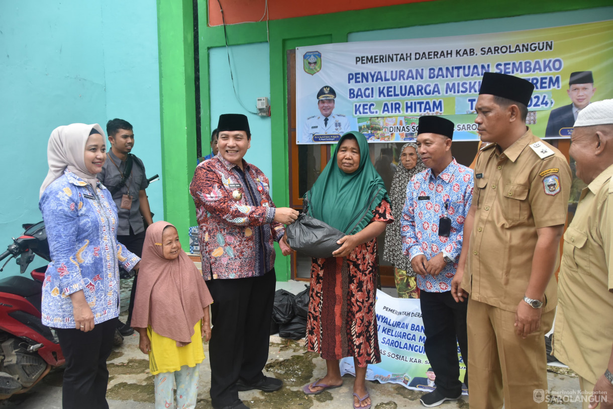 20 Juni 2024 - Penyerahan Bantuan Sembako Untuk Keluarga Miskin Ekstrim Dan Penyerahan Bantuan Makanan Untuk Pencegahan Stunting Di Kantor Desa Jernih Kecamatan Air Hitam