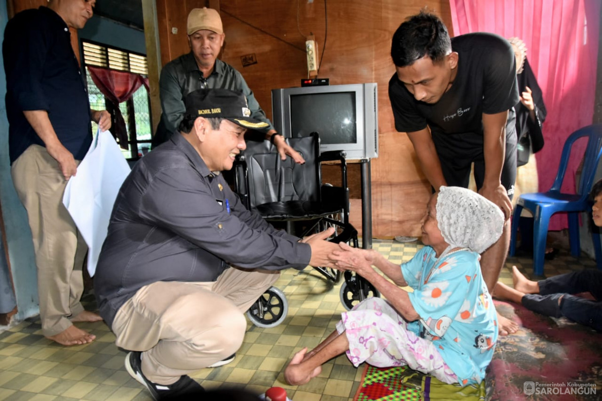 12 November 2023 - Penjabat Bupati Sarolangun Menyerahkan Bantuan Kursi Roda Kepada Penyandang Disabilitas Warga RT 13 Sri Pelayang Kelurahan Sark