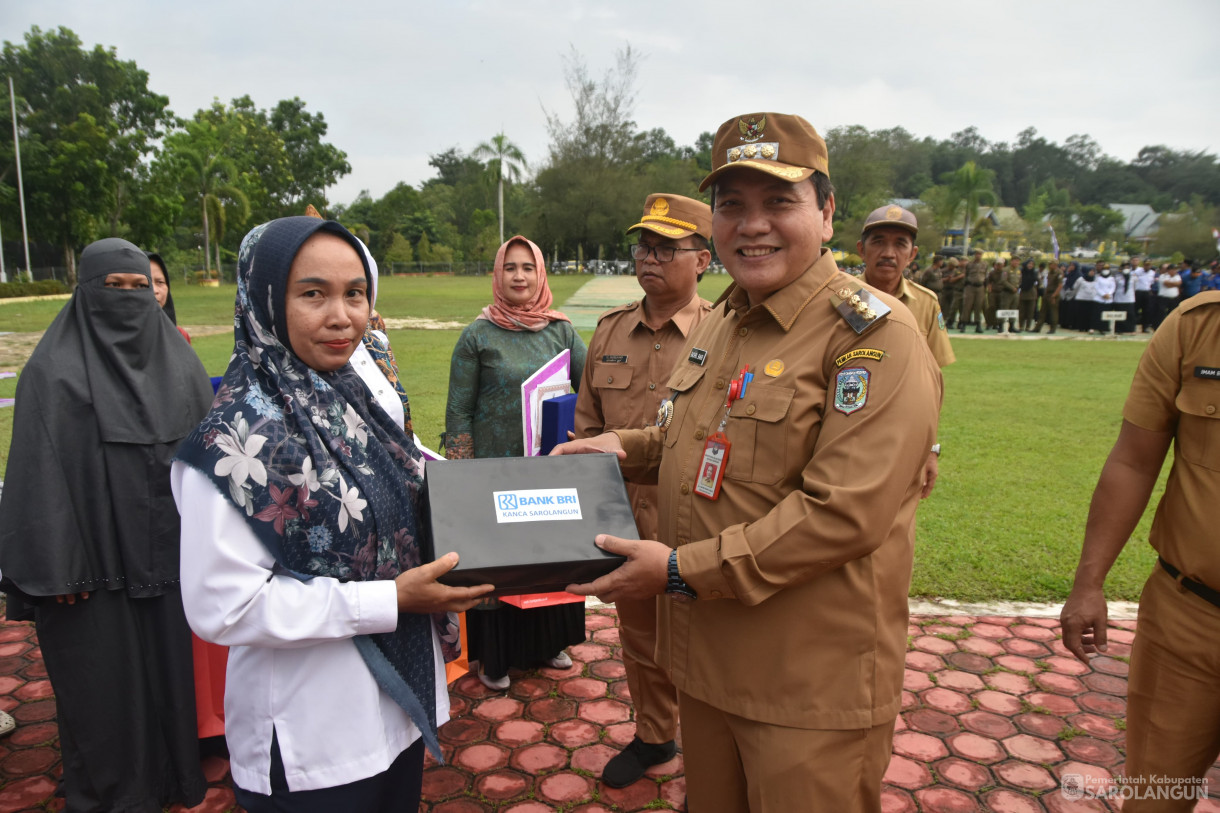 11 Desember 2023 - Apel Gabungan Sekaligus Penyerahan Hadiah Lomba Kegiatan UMKM Bangkit Dan Gabungan Kelompok Tani Terbaik Tingkat Kabupaten Sarolangun Di Lapangan Gunung Kembang Sarolangun