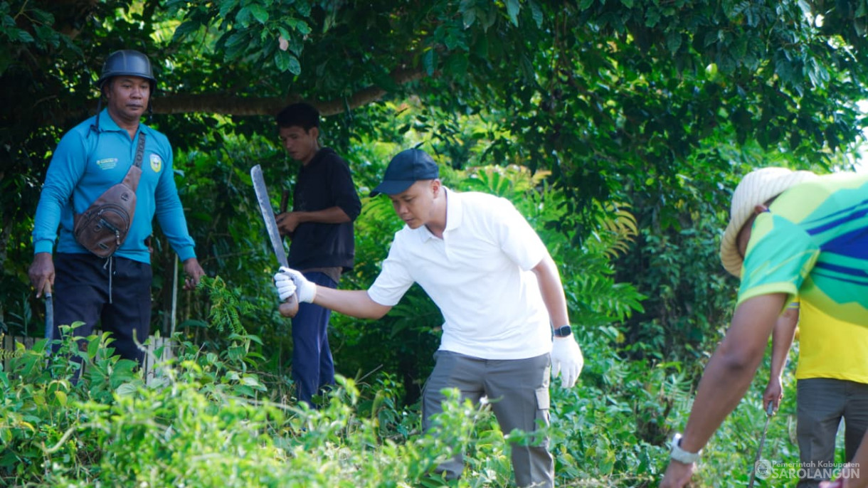 10 Oktober 2025 Wakil Bupati Sarolangun Gotong Royong Bersama Masyarakat