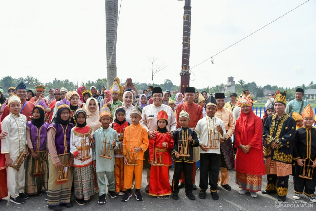 18 November 2023 - Penjabat Bupati Sarolangun Menghadiri&nbsp; Dan Membuka Pawai Budaya Multietnis Dalam Rangka HUT PGRI Ke 78 dan Hari Guru Nasional 2023 di Rumah Dinas Bupati Sarolangun