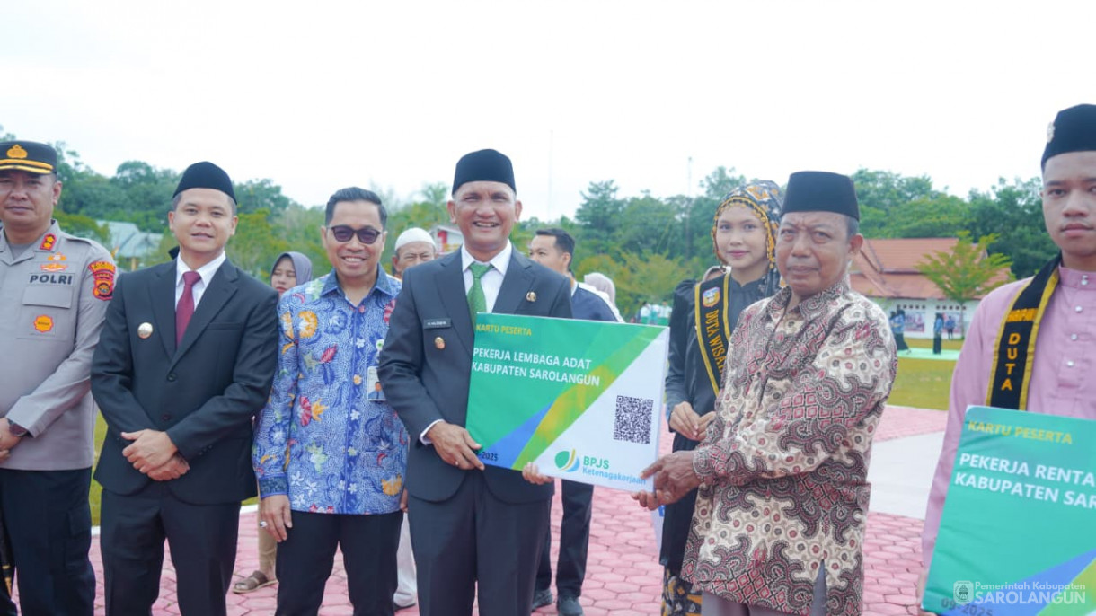 28 Oktober 2025 Upacara Hari Peringatan Sumpah Pemuda Ke 97 Tahun 2025 , Launching Perlindungan Jamsostek Bagi Pekerja Rentan, Lembaga Adat Masyarakat dan LPM Kelurahan dan&nbsp;Penyerahan Satu Unit Truk Sampah Ke Dinas LHD Sarolangun&nbsp;&nbsp;