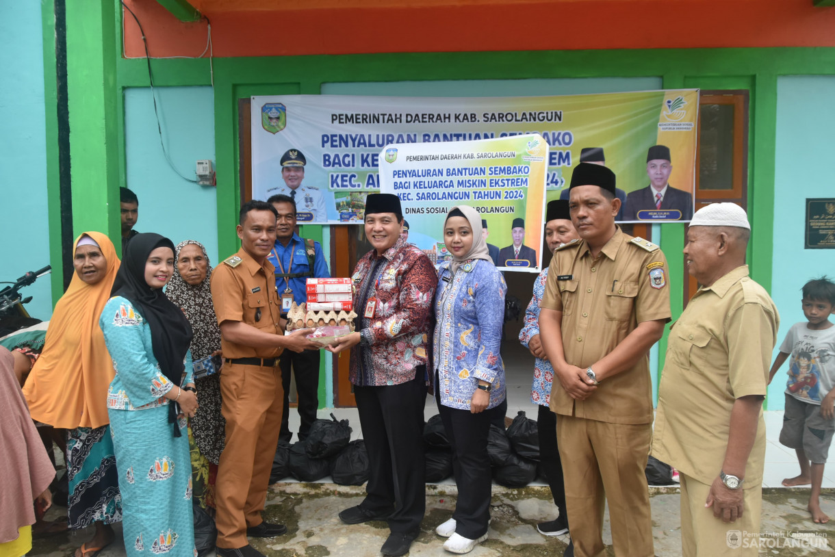 20 Juni 2024 - Penyerahan Bantuan Sembako Untuk Keluarga Miskin Ekstrim Dan Penyerahan Bantuan Makanan Untuk Pencegahan Stunting Di Kantor Desa Jernih Kecamatan Air Hitam