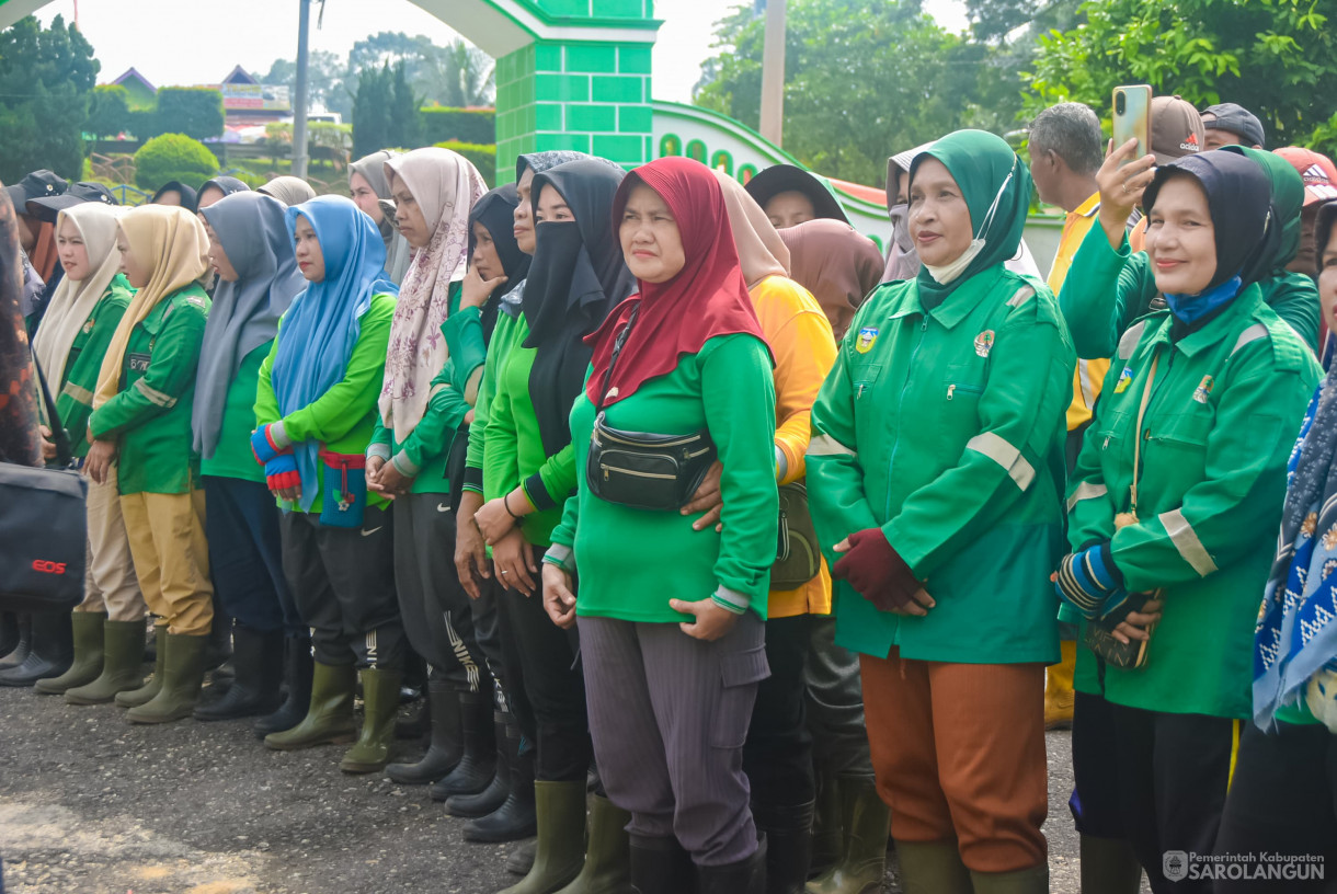 27 Maret 2025 - Pemberian Bantuan Sembako dan Bantuan Baznas dari Bapak Bupati kepada Pekerja Harian Lepas d ilingkup Dinas Lingkungan Hidup Kabupaten Sarolangun di Halaman Masjid Al Falah Sarolangun&nbsp;