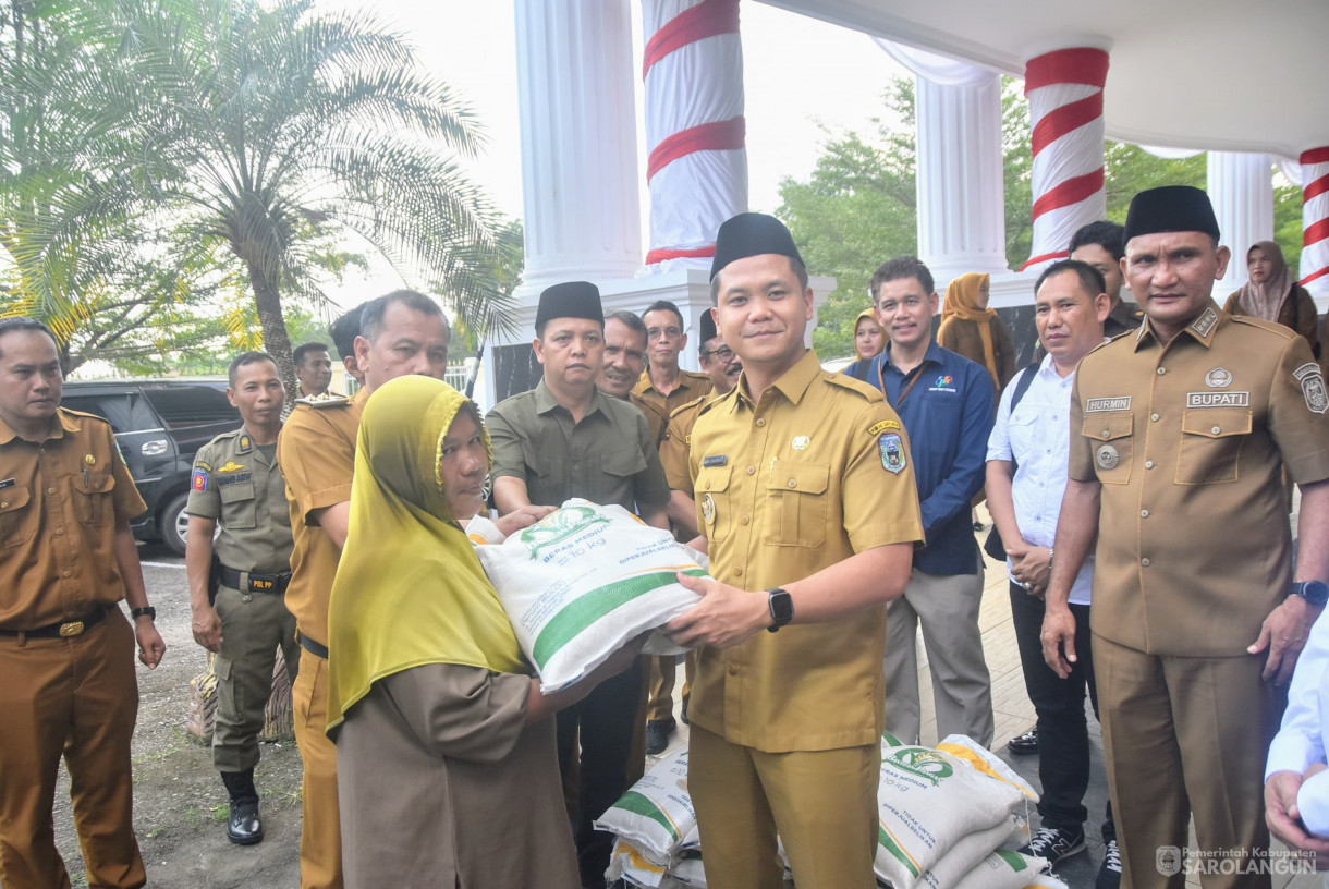 28 Juli 2025 - Launching Penyaluran Cadangan Beras Pemerintah Untuk Bantuan Pangan di Halaman Kantor Bupati Sarolangun